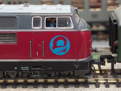 Foto: Diesellok V200 mit GnuPG-Logo
